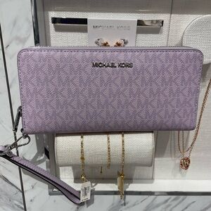 MICHAEL KORS Jet Set Lg Signature Logo Continental Wallet Wristlet
Lt Quartz